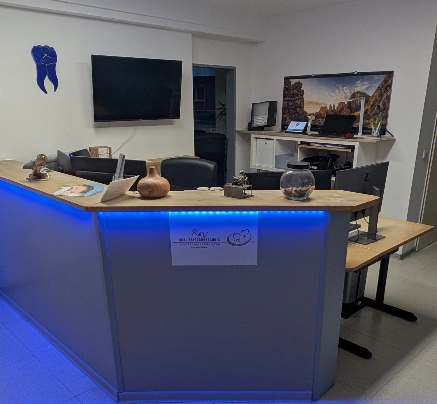 R&V Qualitätszahntechnik - Dentallabor - Labor drinnen